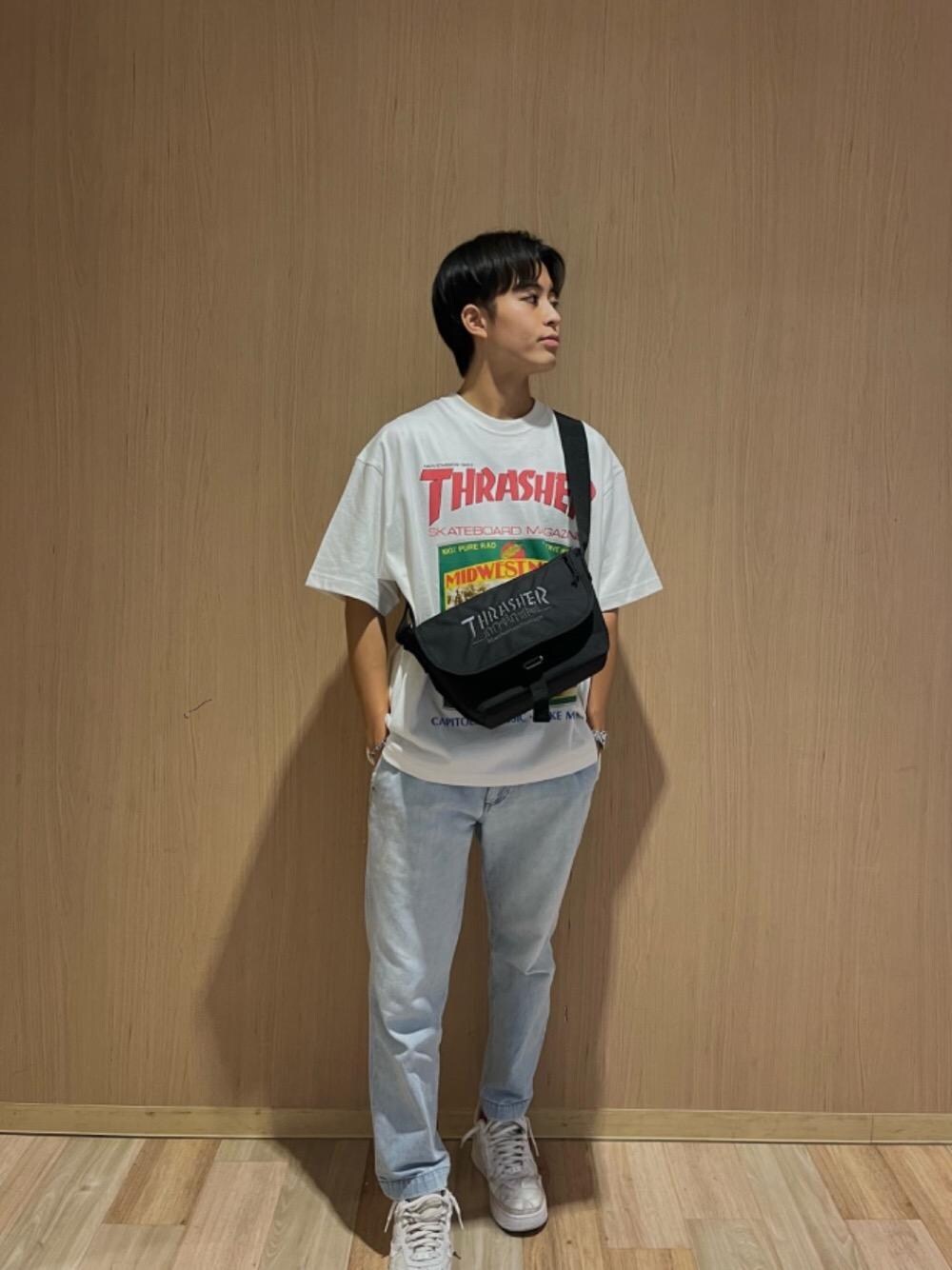 ブラック系のメッセンジャーバッグ、ホワイト系のTシャツ/カットソーを着用したメンズの夏コーディネートの1枚目の写真