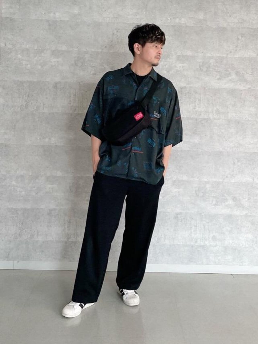 ブラック系のボディバッグ/ウエストポーチ、ブラック系のシャツ/ブラウスを着用したメンズの夏コーディネートの1枚目の写真