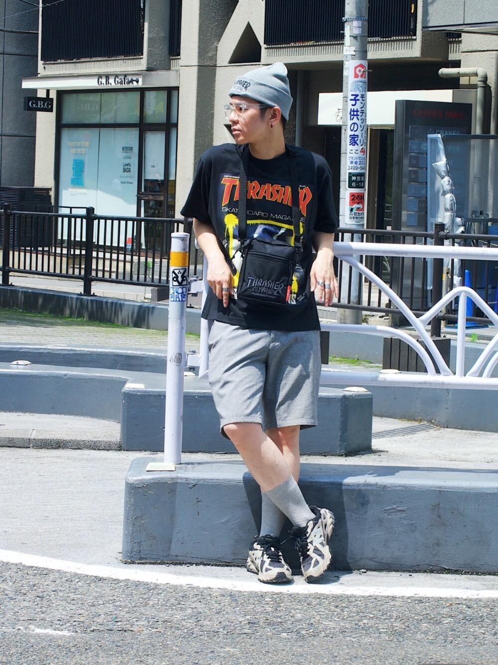 ブラック系のショルダーバッグ、ブラック系のTシャツ/カットソー、グレー系のニットキャップ/ビーニーを着用したメンズの夏コーディネートの1枚目の写真