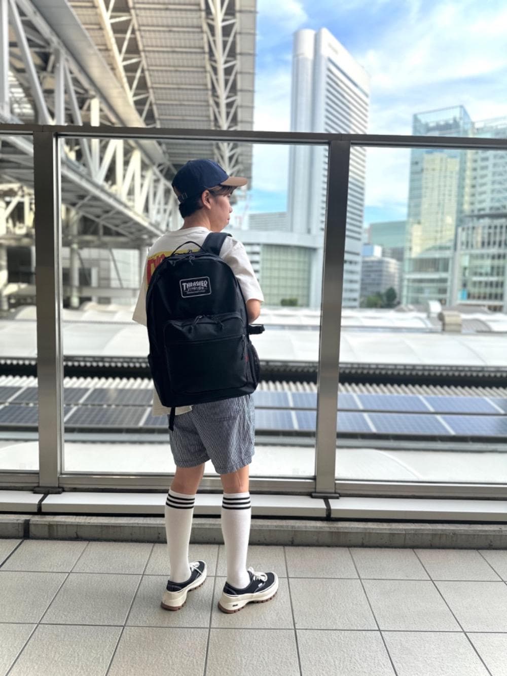 ブラック系のバックパック/リュックを着用したレディースの夏コーディネートの1枚目の写真