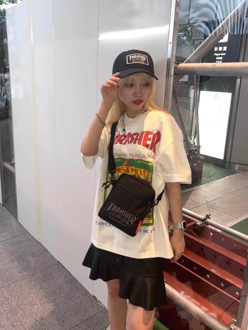 ブラック系のショルダーバッグ、ホワイト系のTシャツ/カットソー、ブラック系のキャップを着用したレディースの夏コーディネートの1枚目の写真