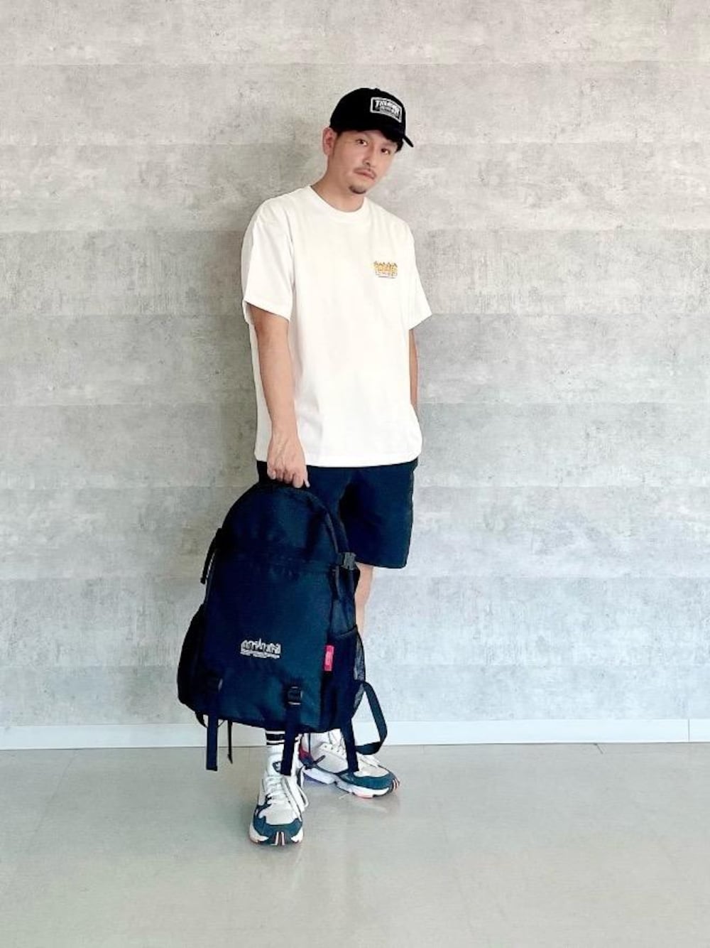 「カジュアル、シンプル、バックパック、リュック、キャップ、Tシャツ、大人カジュアル、休日スタイル、通勤スタイル、通学スタイル」｜「Manhattan PortageのEdge Packer Action Bag（バックパック/リュック、ブラック系）」を使った、Manhattan Portage Staffさん（メンズ・174cm）の夏コーディネートの1枚目の写真