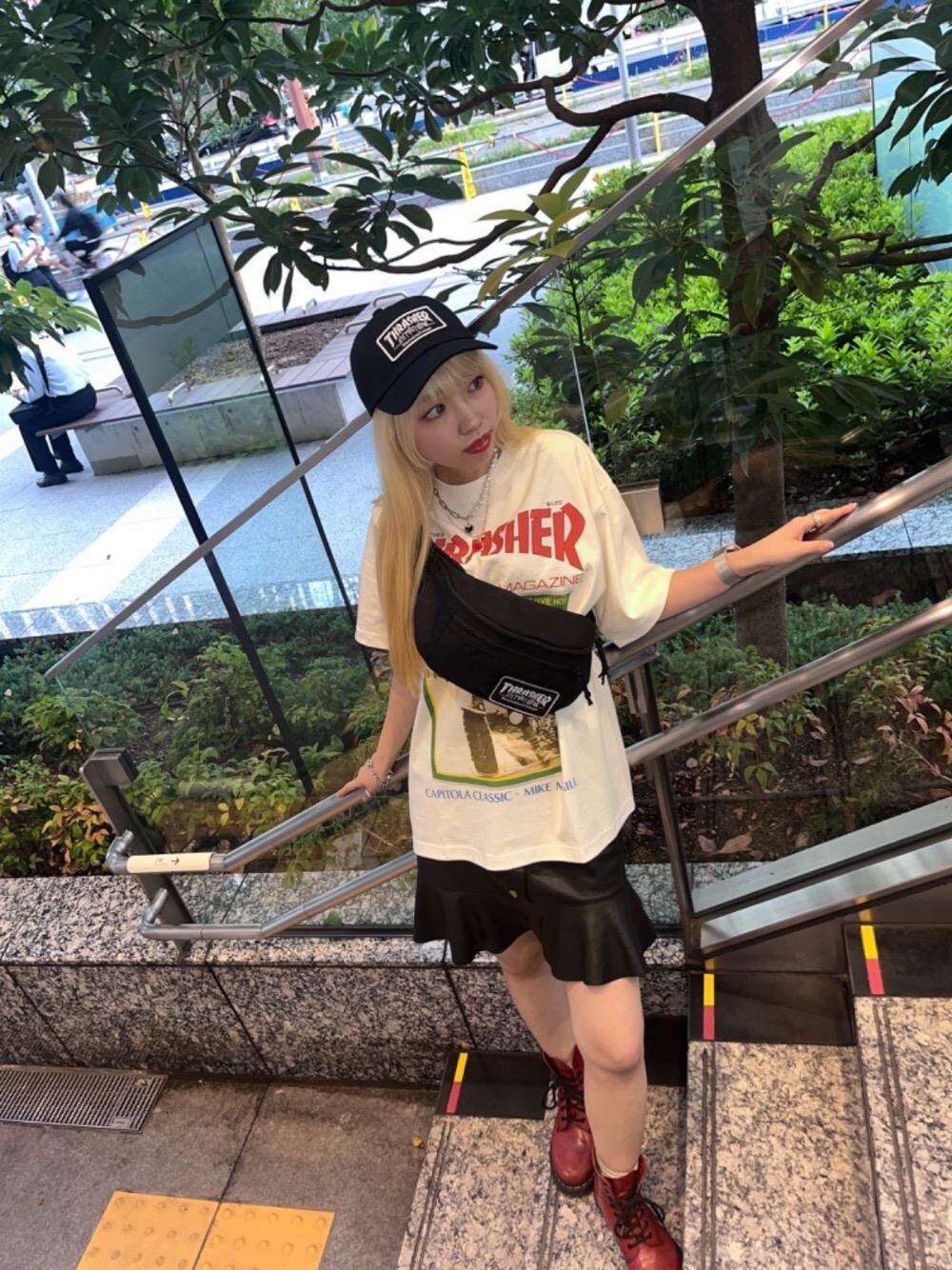 ブラック系のボディバッグ/ウエストポーチ、ホワイト系のTシャツ/カットソー、ブラック系のキャップを着用したレディースの夏コーディネートの1枚目の写真