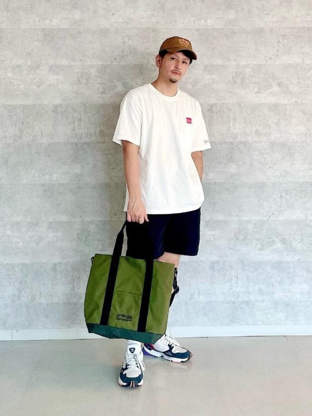 「トートバッグ、ショルダーバッグ、キャップ、Tシャツ、大人カジュアル、休日スタイル、通勤スタイル、くすみカラー、通学スタイル」｜「Manhattan PortageのShort Sleeve Print T-Shirt（Tシャツ/カットソー、ホワイト系）」を使った、Manhattan Portage Staffさん（メンズ・174cm）の夏コーディネートの1枚目の写真