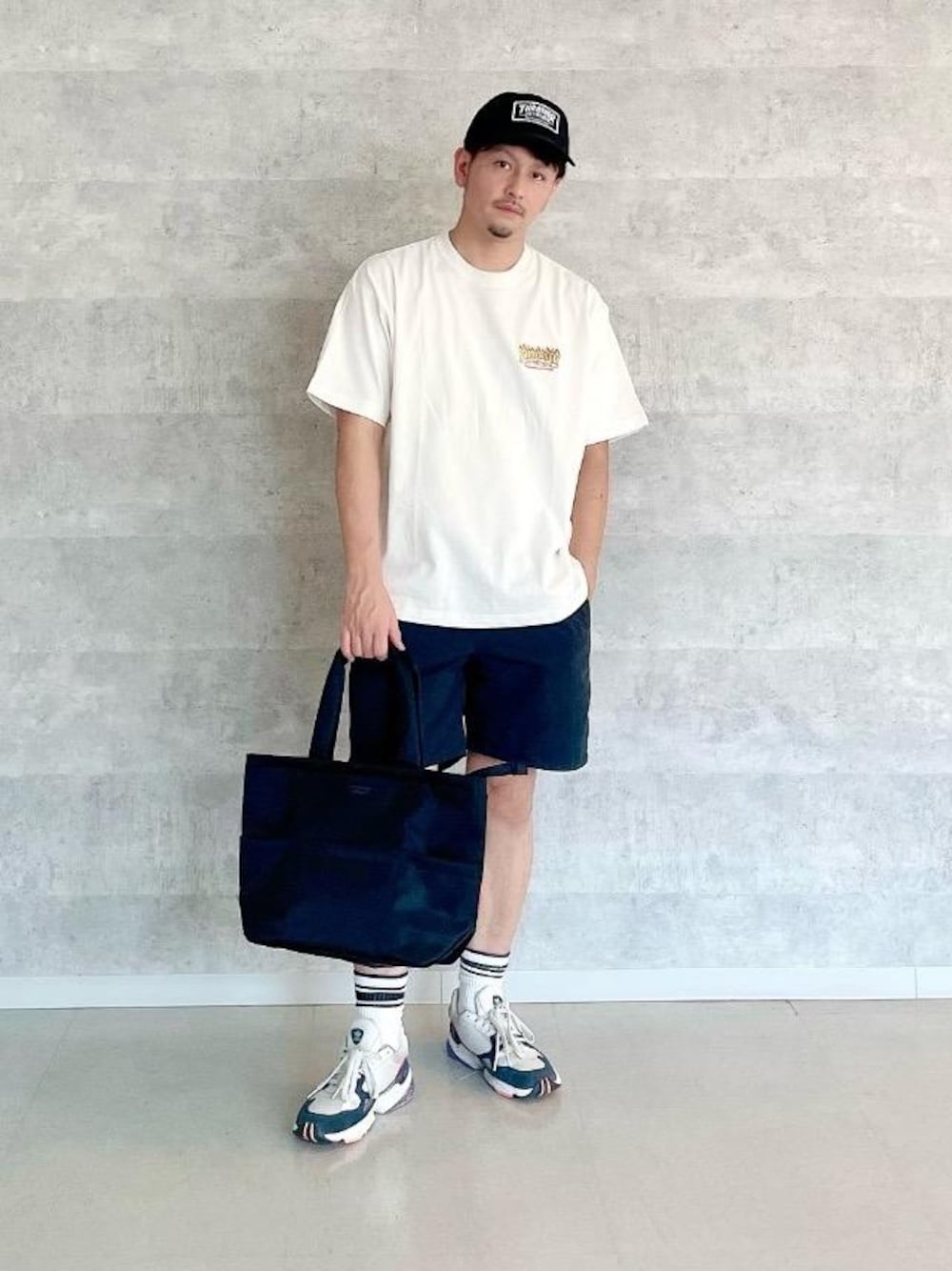 「トートバッグ、キャップ、Tシャツ、ストリート、大人カジュアル、休日スタイル、通勤スタイル、アパレル、通学スタイル」｜「Manhattan PortageのTompkins Tote Bag (MD) Flight Nylon Backing（トートバッグ、ブラック系）」を使った、Manhattan Portage Staffさん（メンズ・174cm）の夏コーディネートの1枚目の写真