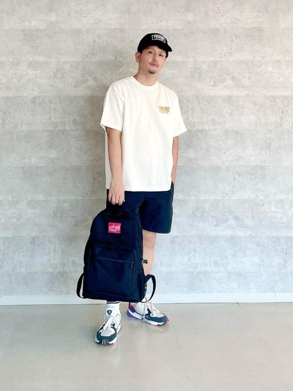 ブラック系のバックパック/リュック、ホワイト系のTシャツ/カットソー、ブラック系のキャップを着用したメンズの夏コーディネートの1枚目の写真