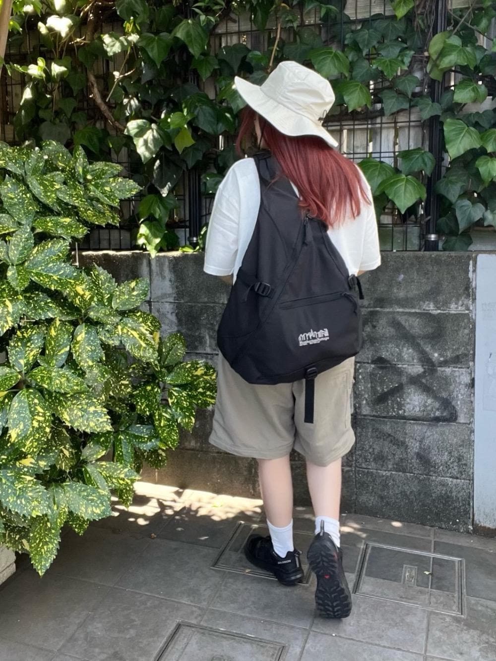 「Manhattan Portage、マンハッタンポーテージ、スリングバッグ、夏コーデ」｜「Manhattan PortageのShort Sleeve Print T-Shirt（Tシャツ/カットソー、ホワイト系）」を使った、Manhattan Portage Staffさん（レディース・151cm）の夏コーディネートの1枚目の写真