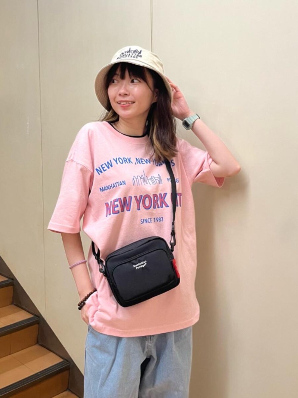 ブラック系のショルダーバッグを着用したレディースの夏コーディネートの1枚目の写真