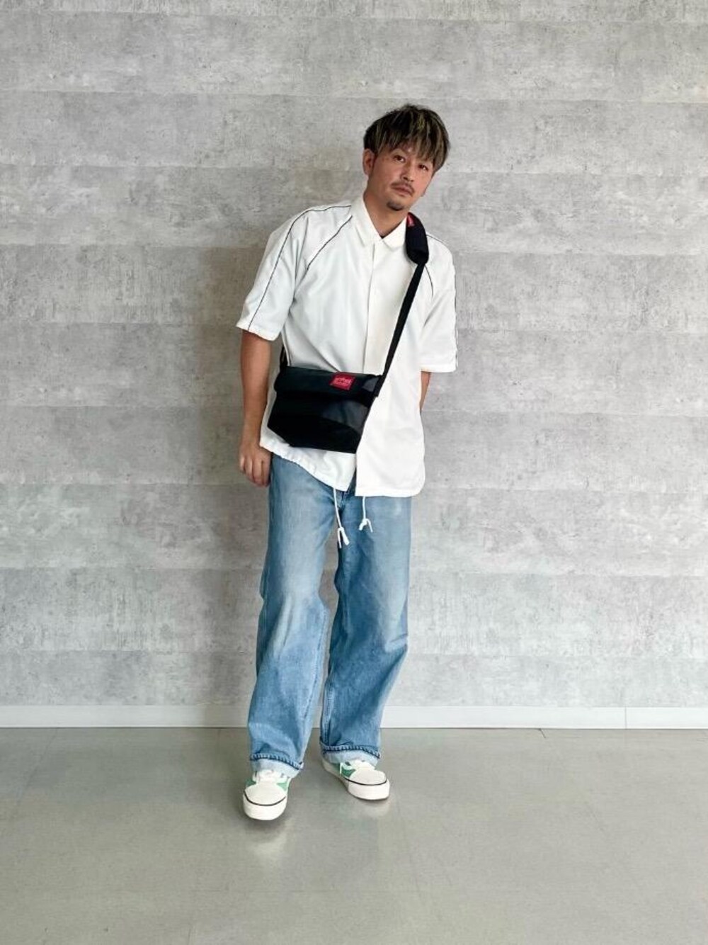 ブラック系のメッセンジャーバッグを着用したメンズの夏コーディネートの1枚目の写真