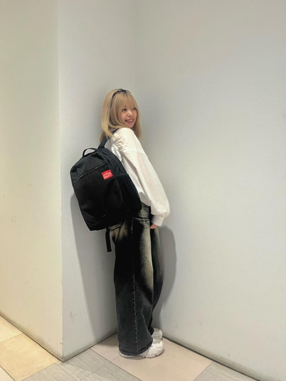 ブラック系のバックパック/リュックを着用したレディースの夏コーディネートの1枚目の写真