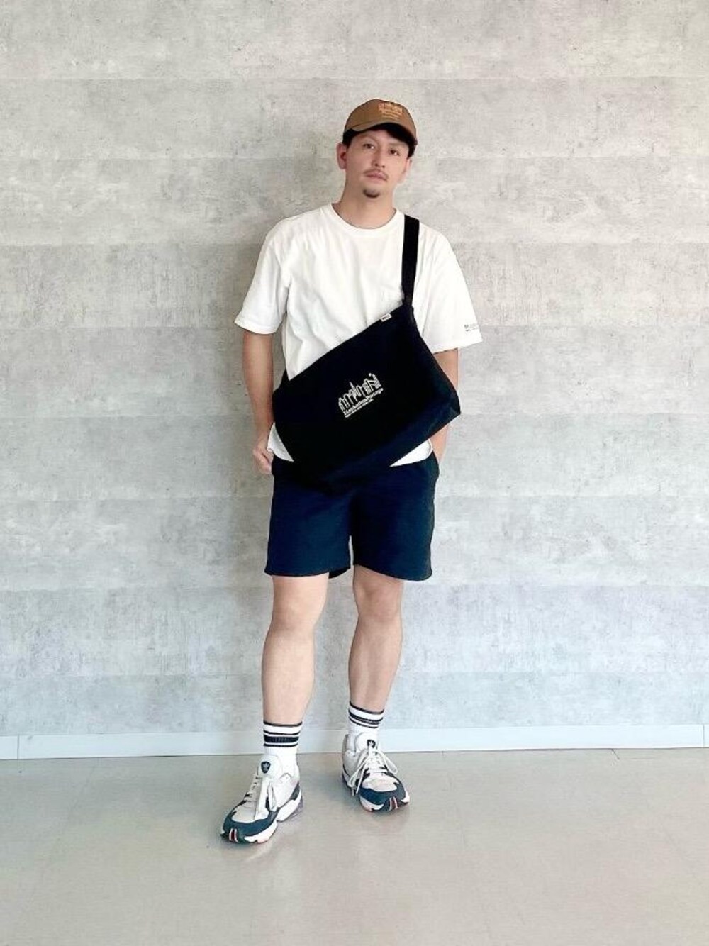 「ショルダーバッグ、キャップ、Tシャツ、大人カジュアル、休日スタイル、きれいめカジュアル、通勤スタイル、くすみカラー、通学スタイル」｜「Manhattan PortageのClearview Shoulder Bag Canvas（ショルダーバッグ、ブラック系）」を使った、Manhattan Portage Staffさん（メンズ・174cm）の夏コーディネートの1枚目の写真
