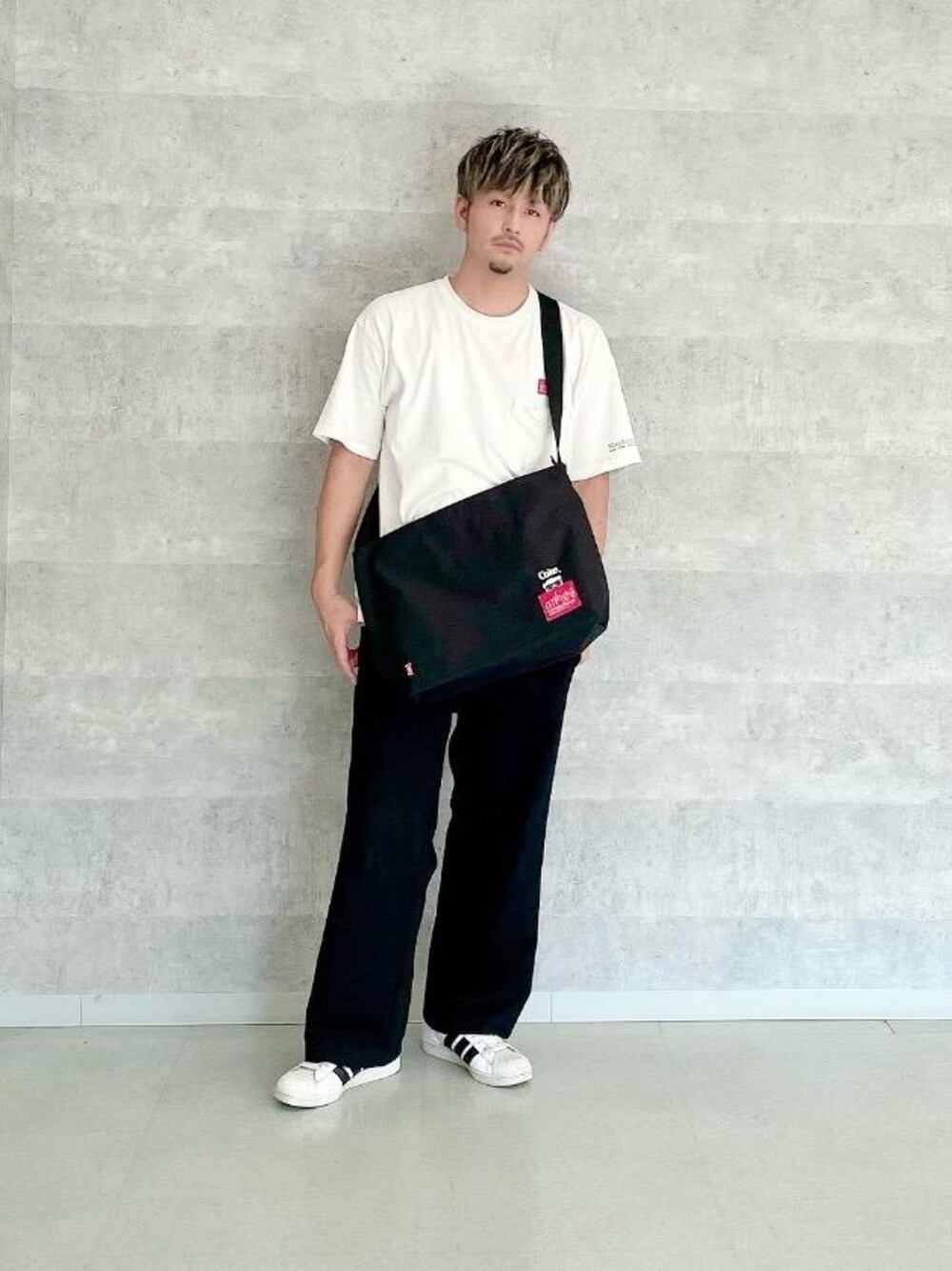 「カジュアル、シンプル、ショルダーバッグ、Tシャツ、大人カジュアル、休日スタイル、通勤スタイル、通学スタイル」｜「Manhattan PortageのShort Sleeve Print T-Shirt（Tシャツ/カットソー、ホワイト系）」を使った、Manhattan Portage Staffさん（メンズ・174cm）の夏コーディネートの1枚目の写真