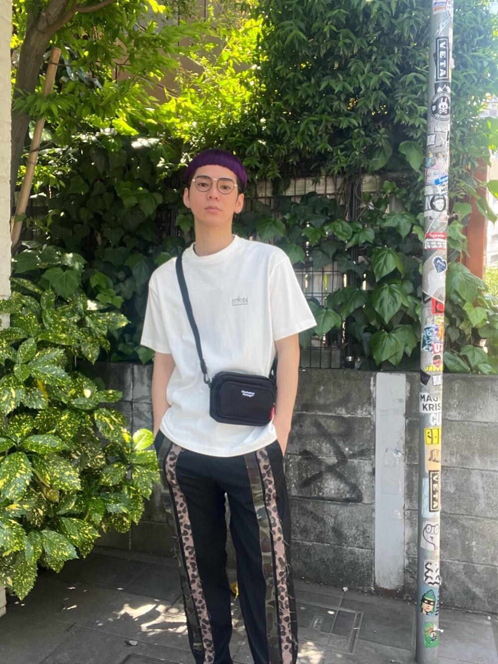 ブラック系のショルダーバッグ、ホワイト系のTシャツ/カットソーを着用したメンズの夏コーディネートの1枚目の写真