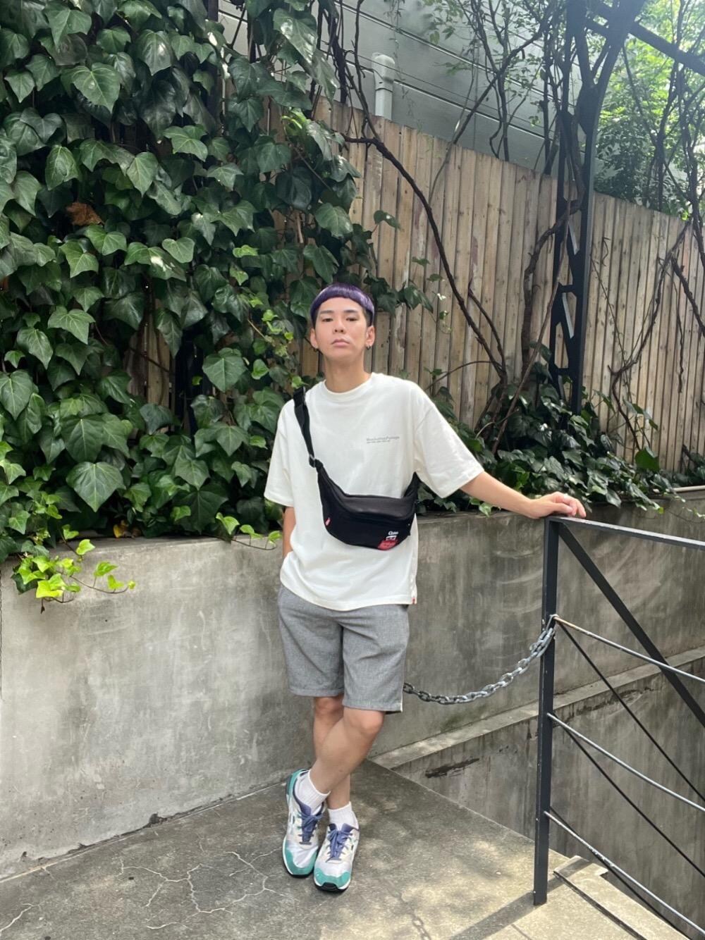 ブラック系のボディバッグ/ウエストポーチを着用したメンズの夏コーディネートの1枚目の写真