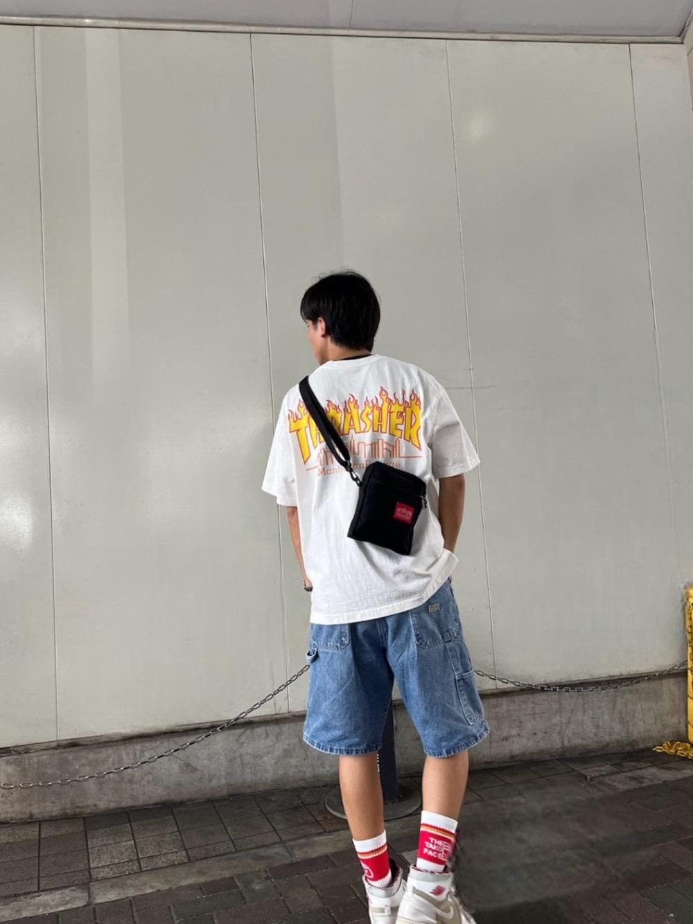 ブラック系のショルダーバッグ、ホワイト系のTシャツ/カットソーを着用したメンズの夏コーディネートの1枚目の写真