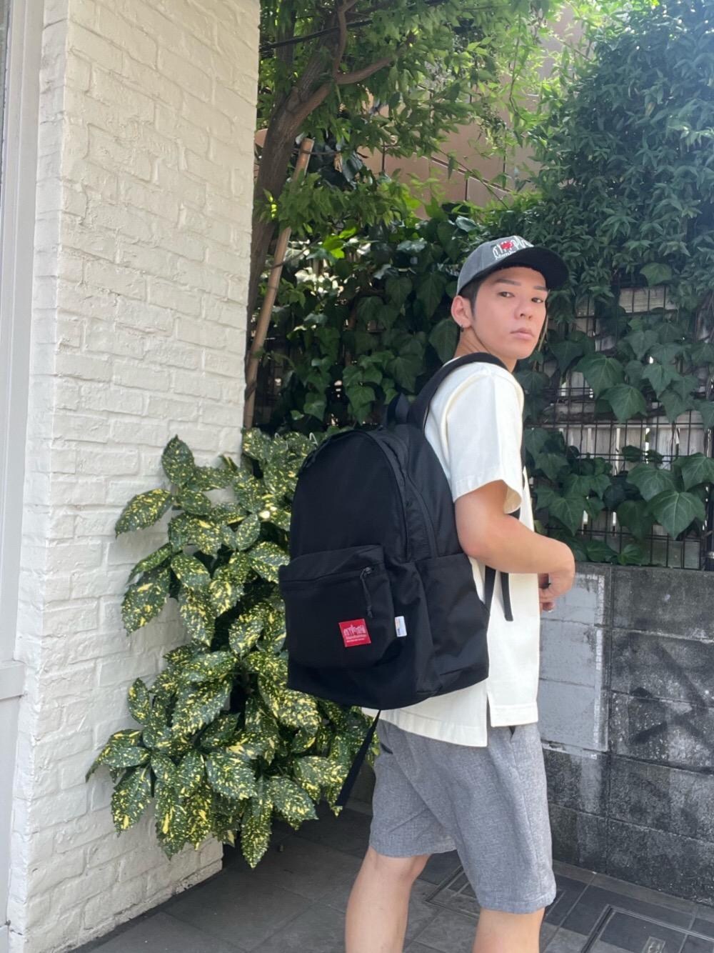 ブラック系のバックパック/リュックを着用したメンズの夏コーディネートの1枚目の写真