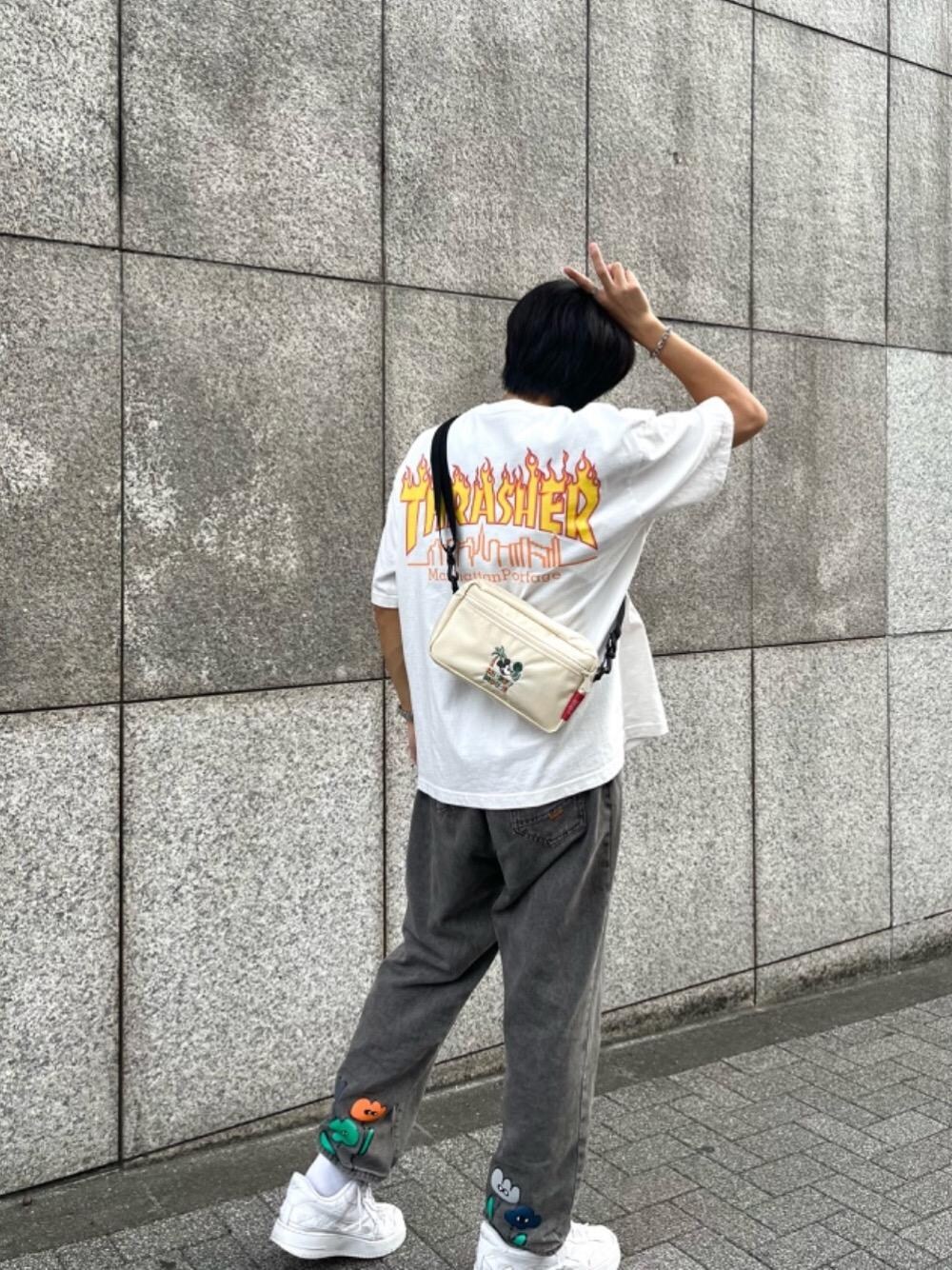 ホワイト系のTシャツ/カットソー、ホワイト系のショルダーバッグを着用したメンズの夏コーディネートの1枚目の写真