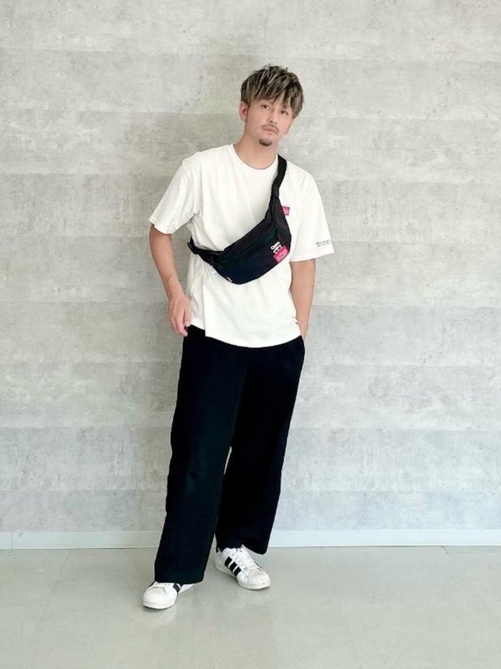 ホワイト系のTシャツ/カットソー、ブラック系のボディバッグ/ウエストポーチを着用したメンズの夏コーディネートの1枚目の写真