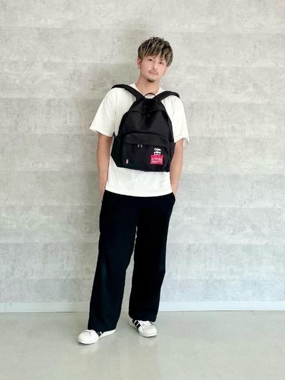 ホワイト系のTシャツ/カットソー、ブラック系のバックパック/リュックを着用したメンズの夏コーディネートの1枚目の写真