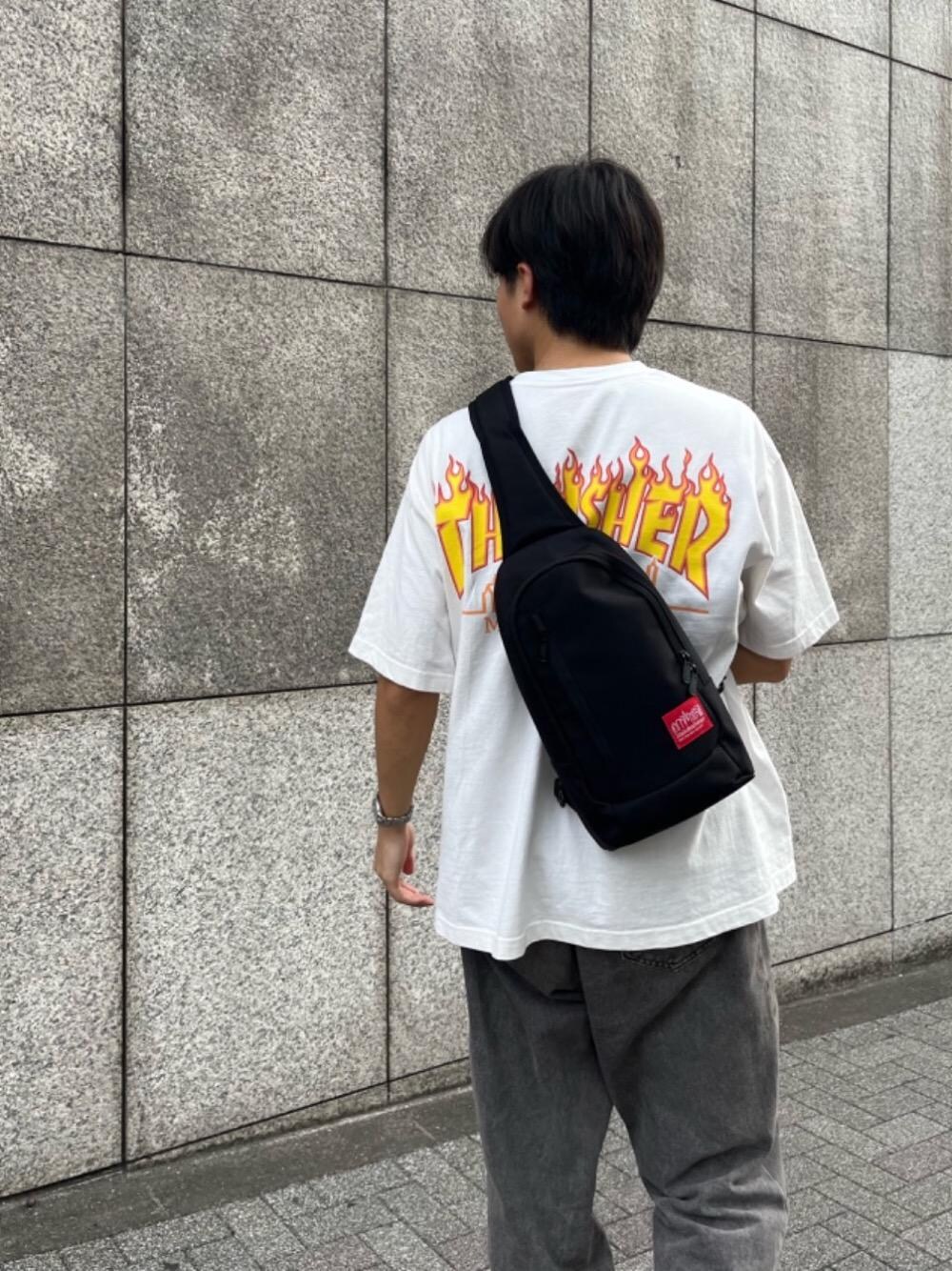 ブラック系のボディバッグ/ウエストポーチ、ホワイト系のTシャツ/カットソーを着用したメンズの夏コーディネートの1枚目の写真
