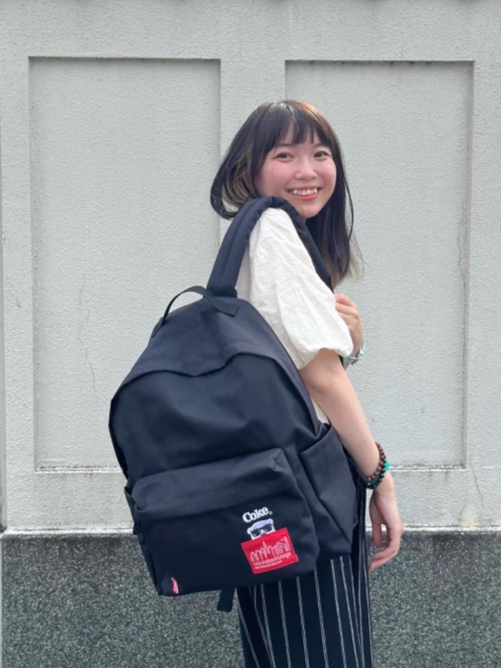 ブラック系のバックパック/リュックを着用したレディースの夏コーディネートの1枚目の写真