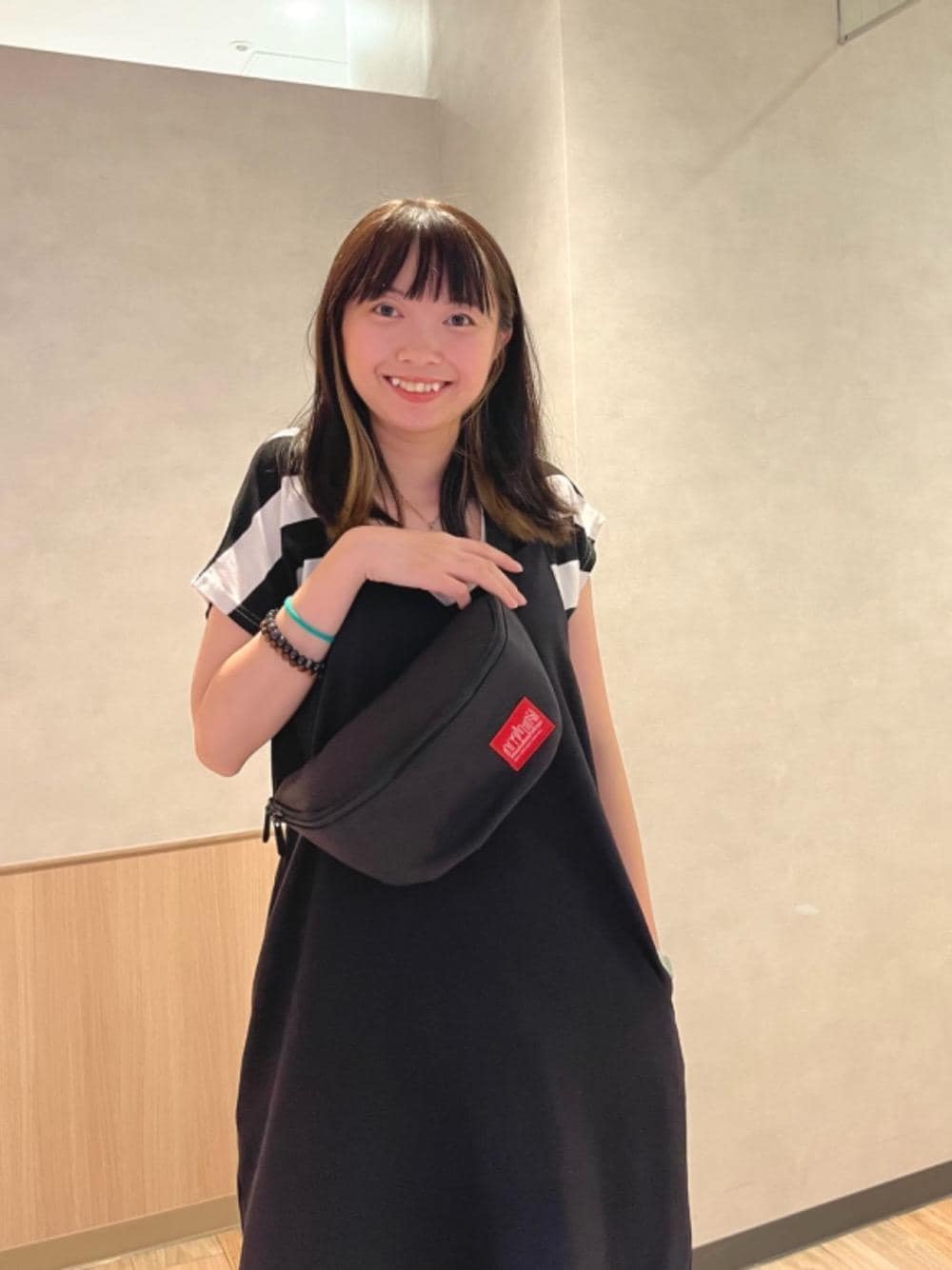 ブラック系のボディバッグ/ウエストポーチを着用したレディースの夏コーディネートの1枚目の写真