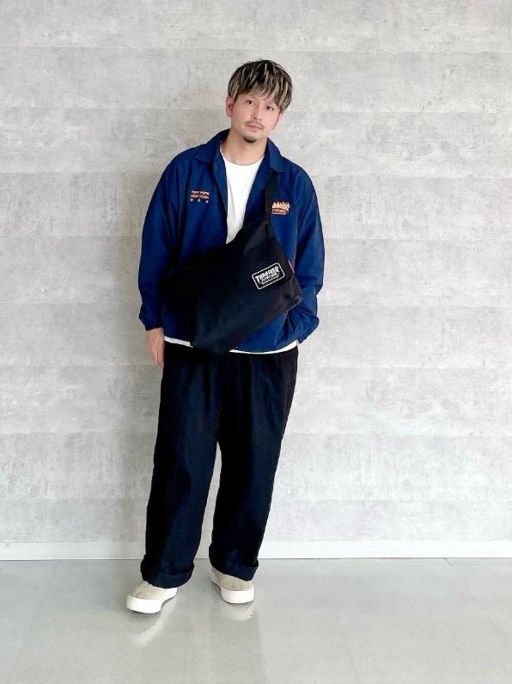 ブラック系のショルダーバッグを着用したメンズの秋コーディネートの1枚目の写真