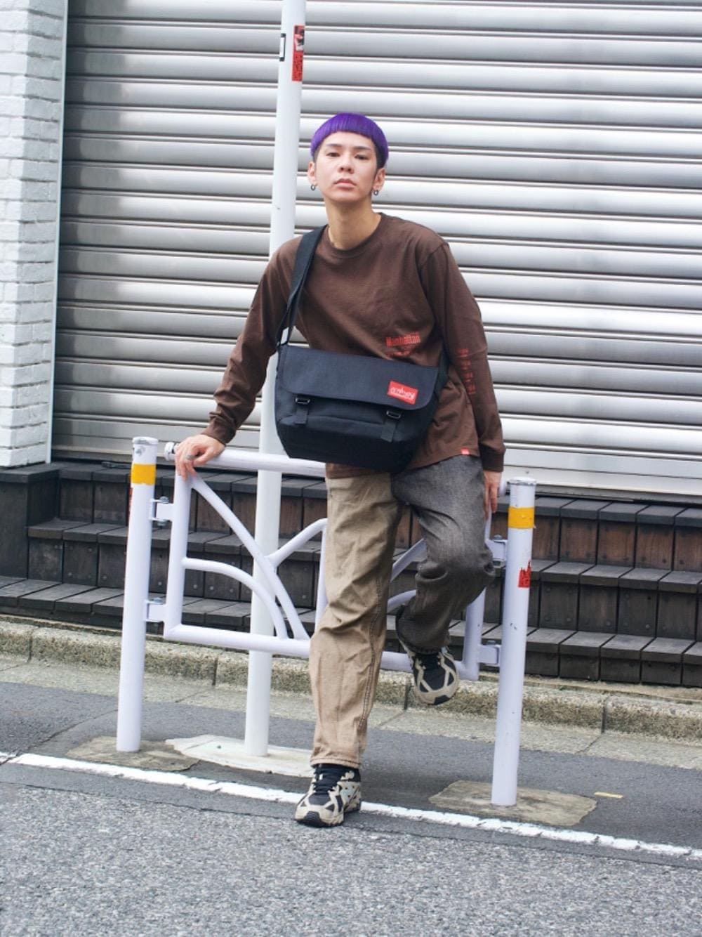 ブラック系のメッセンジャーバッグを着用したメンズの秋コーディネートの1枚目の写真