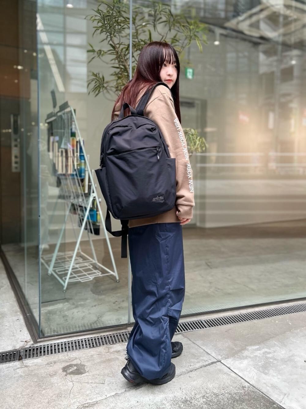 ブラック系のバックパック/リュックを着用したレディースの秋コーディネートの1枚目の写真