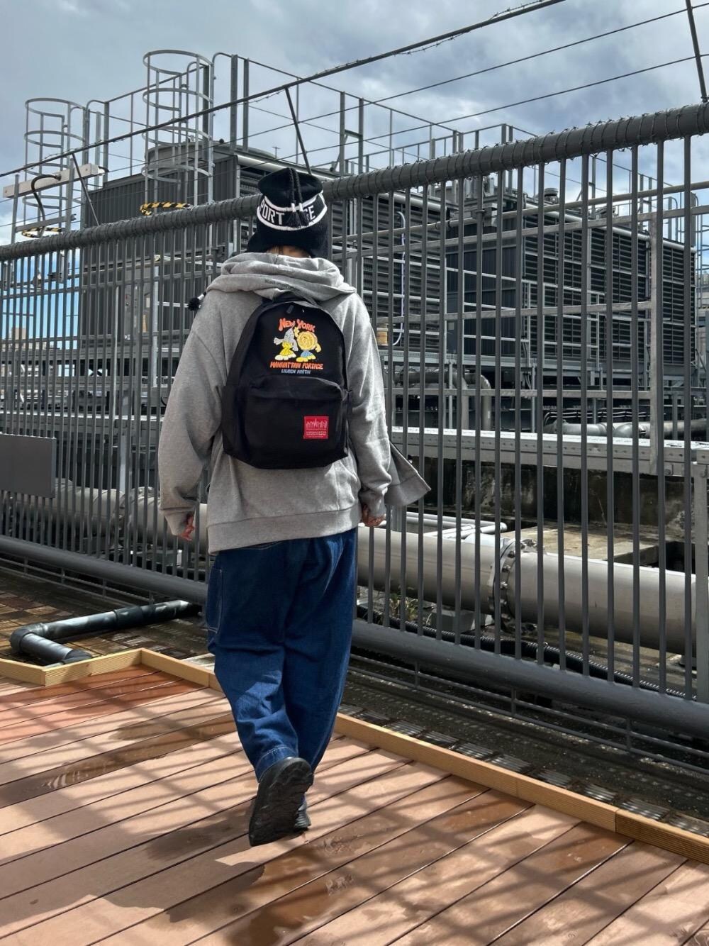 グレー系のパーカーを着用したレディースの秋コーディネートの1枚目の写真