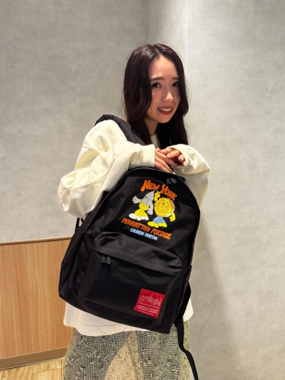 ホワイト系のTシャツ/カットソーを着用したレディースの秋コーディネートの1枚目の写真