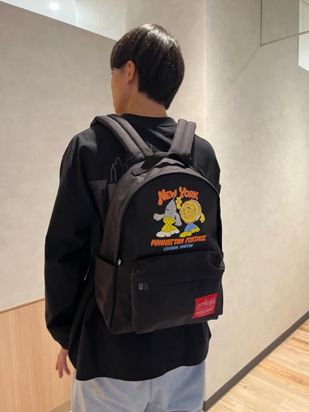 ブラック系のTシャツ/カットソー、ブラック系のバックパック/リュックを着用したメンズの秋コーディネートの1枚目の写真