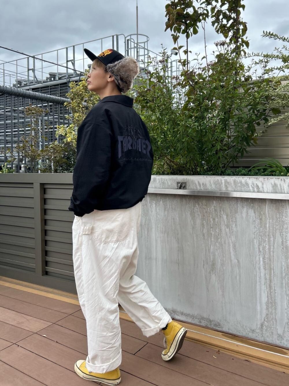 ブラック系のナイロンジャケット、ブラック系のキャップを着用したレディースの秋コーディネートの1枚目の写真