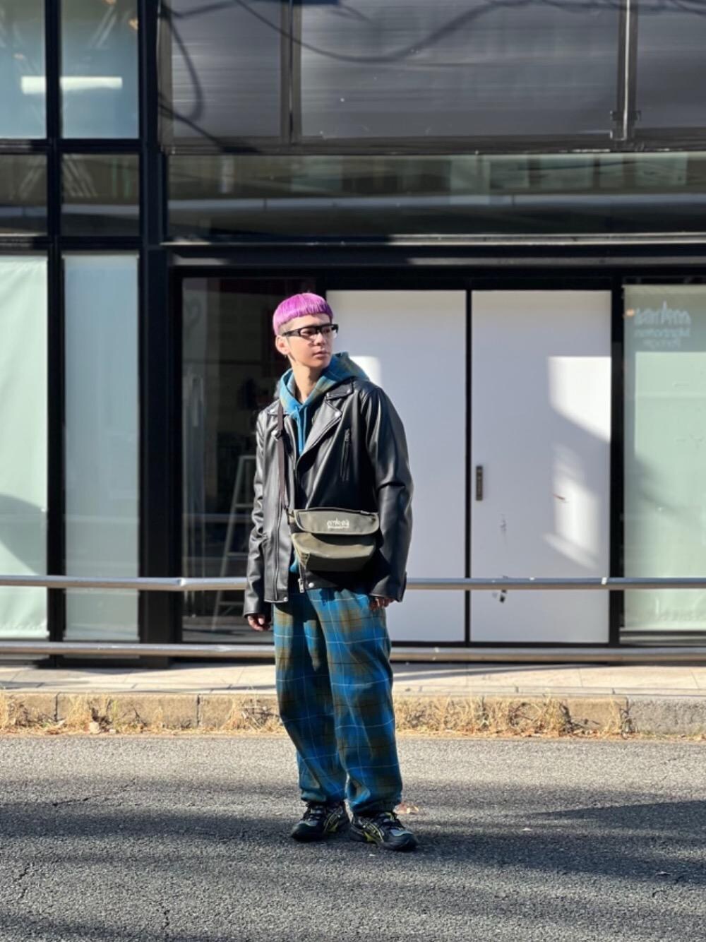 「スニーカー、セットアップ、レザージャケット、ストリート、休日スタイル、Manhattan Portage、メッセンジャーバッグ、マンハッタンポーテージ、秋コーデ、秋冬コーデ」｜「Manhattan PortageのCasual Messenger Bag Canvas（メッセンジャーバッグ、グリーン系）」を使った、Manhattan Portage Staffさん（メンズ・172cm）の秋コーディネートの1枚目の写真