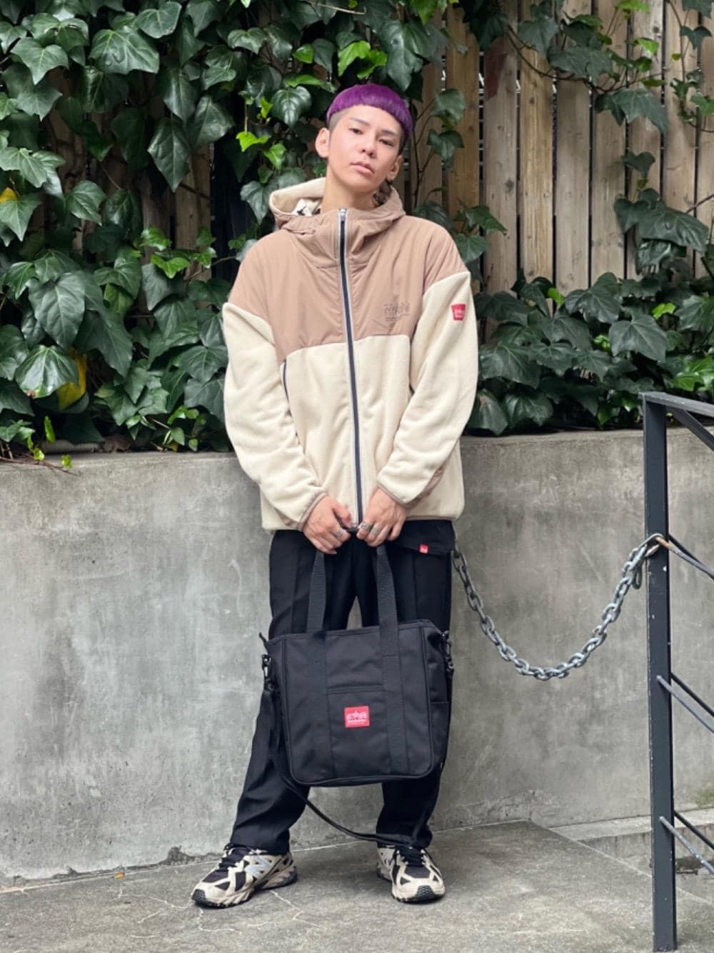 ブラック系のトートバッグを着用したメンズの秋コーディネートの1枚目の写真