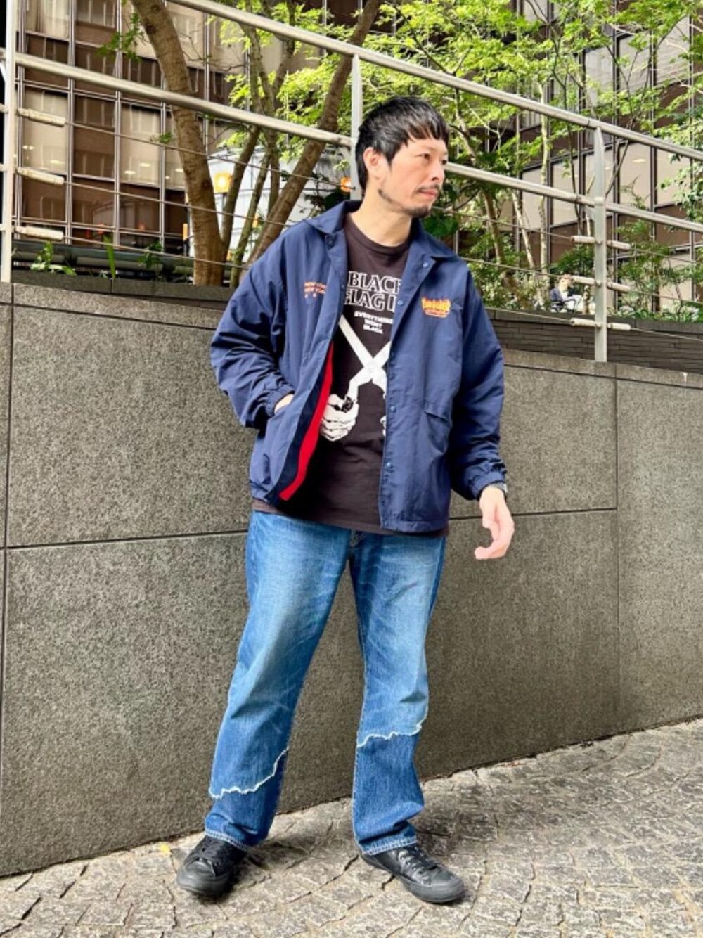 ブルー系のナイロンジャケットを着用したメンズの秋コーディネートの1枚目の写真