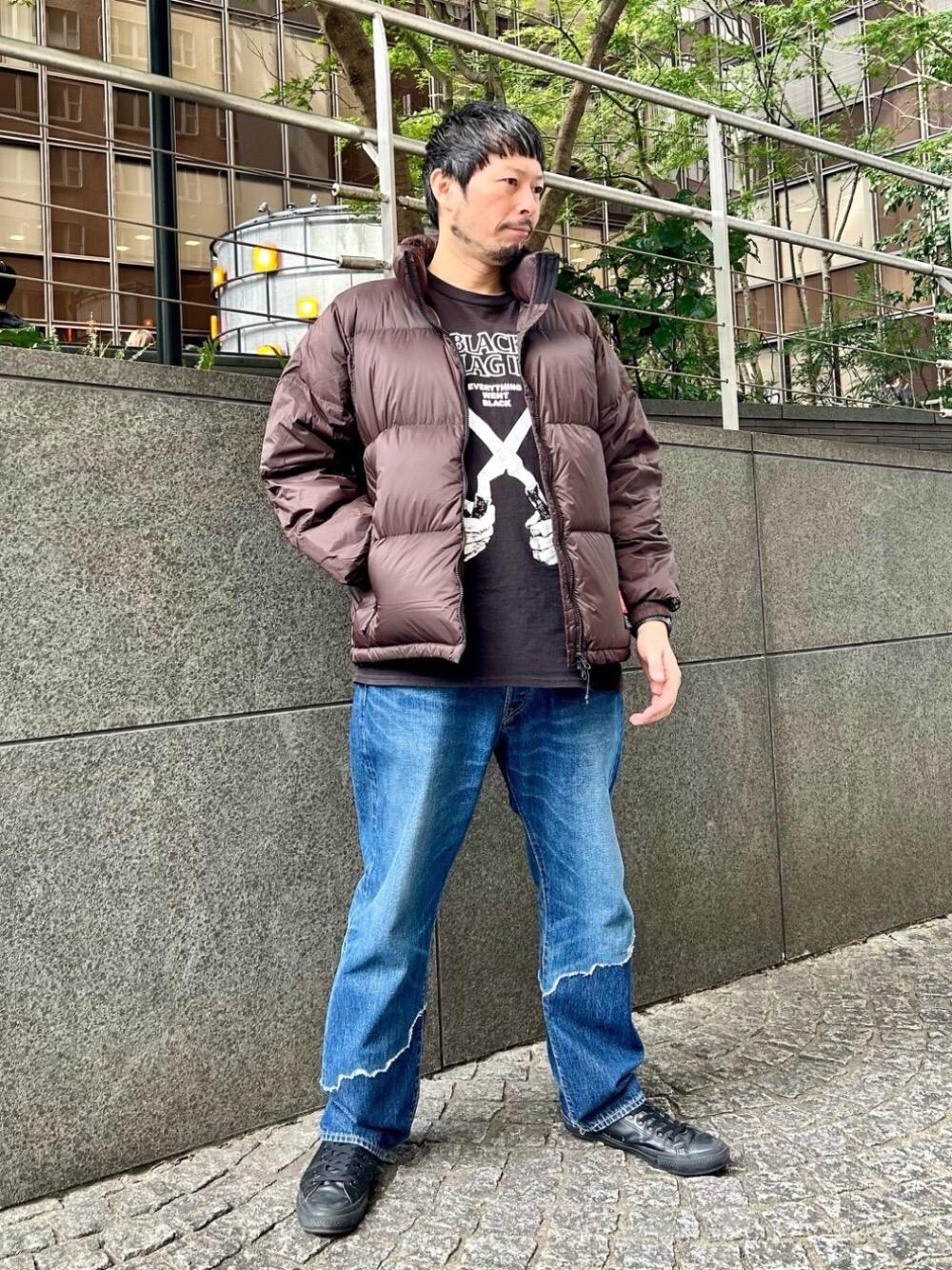 ブラウン系のダウンジャケット/コートを着用したメンズの秋コーディネートの1枚目の写真