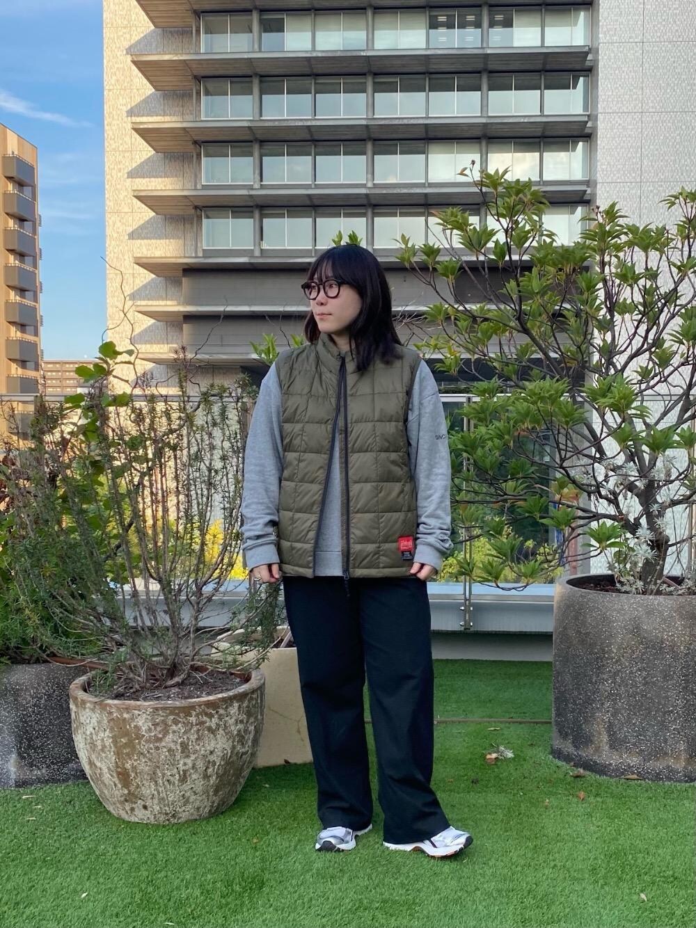 グレー系のスウェットを着用したレディースの秋コーディネートの1枚目の写真