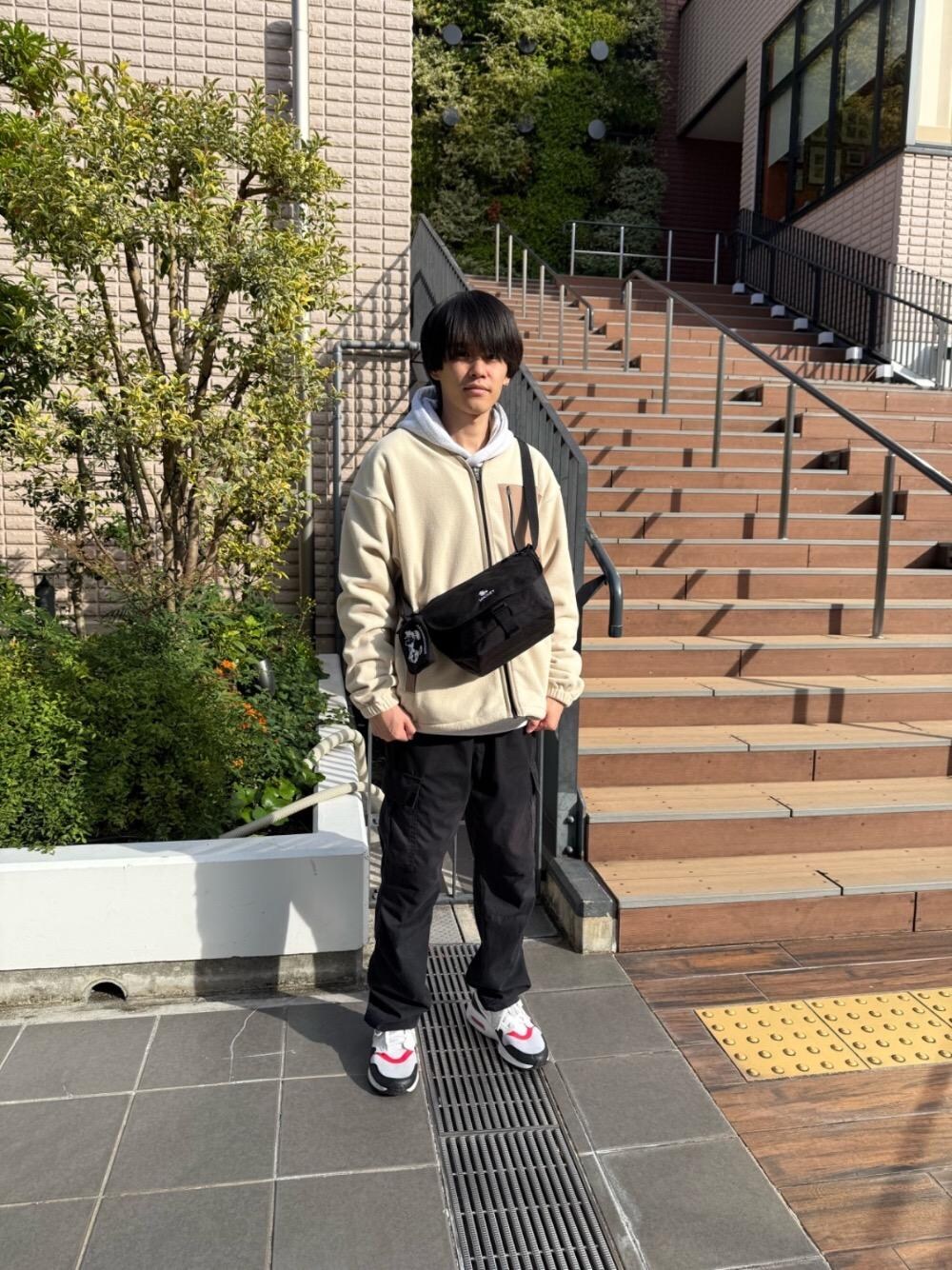 「冬コーデ、Manhattan Portage、メッセンジャーバッグ、秋コーデ、秋冬コーデ」｜「Manhattan Portageの【ユニセックス】V-Zip Up Cardigan（カーディガン/ボレロ、ホワイト系）」を使った、Manhattan Portage Staffさん（メンズ・165cm）の秋コーディネートの1枚目の写真