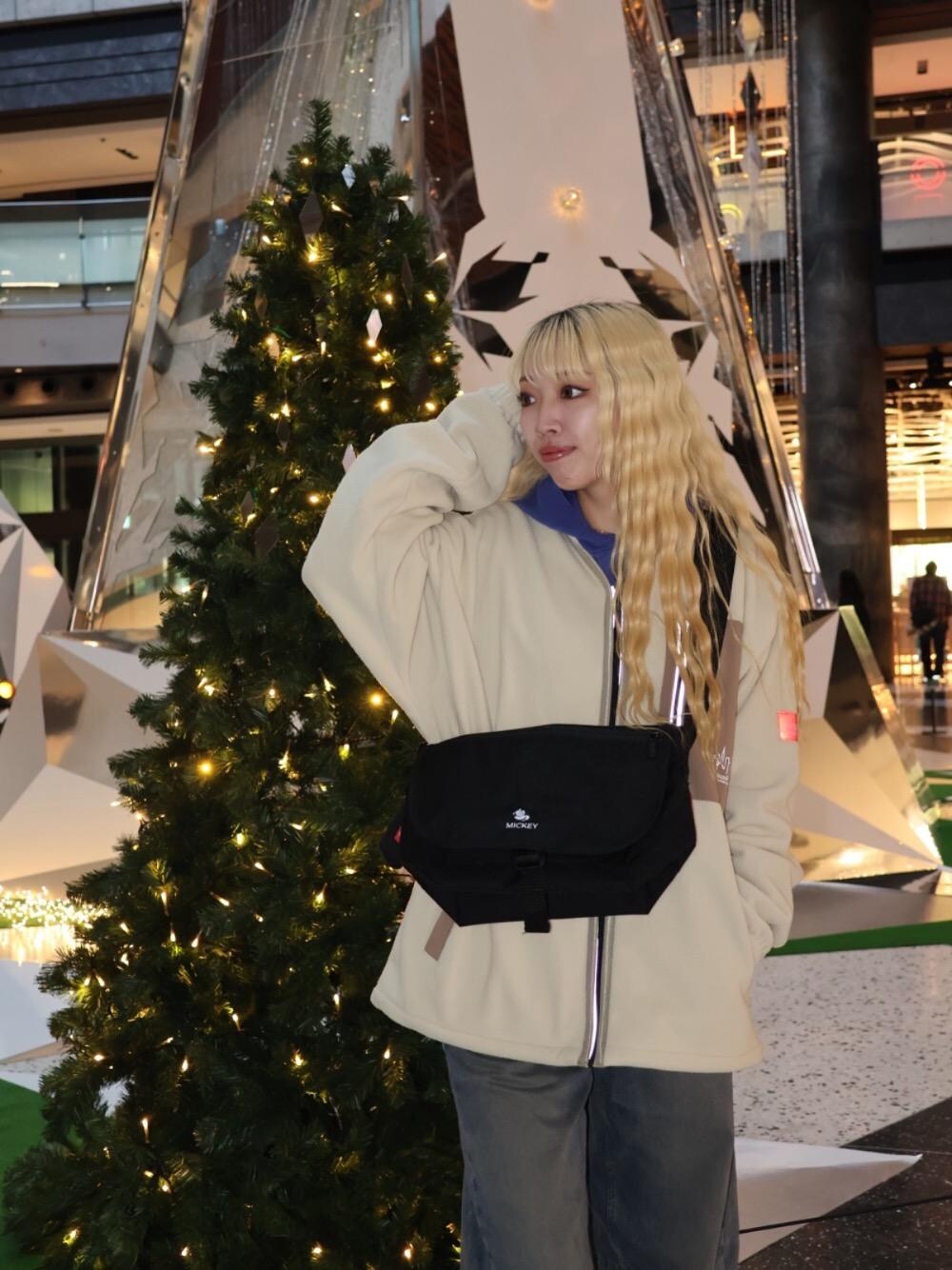 「ショルダーバッグ、ミッキー、Manhattan Portage、シンプルコーデ、コインケース、メッセンジャーバッグ、ディズニーコーデ、秋冬コーデ、数量限定、小中学生にも」｜「Manhattan Portageの【ユニセックス】V-Zip Up Cardigan（カーディガン/ボレロ、ホワイト系）」を使った、Manhattan Portage Staffさん（レディース・157cm）の秋コーディネートの1枚目の写真