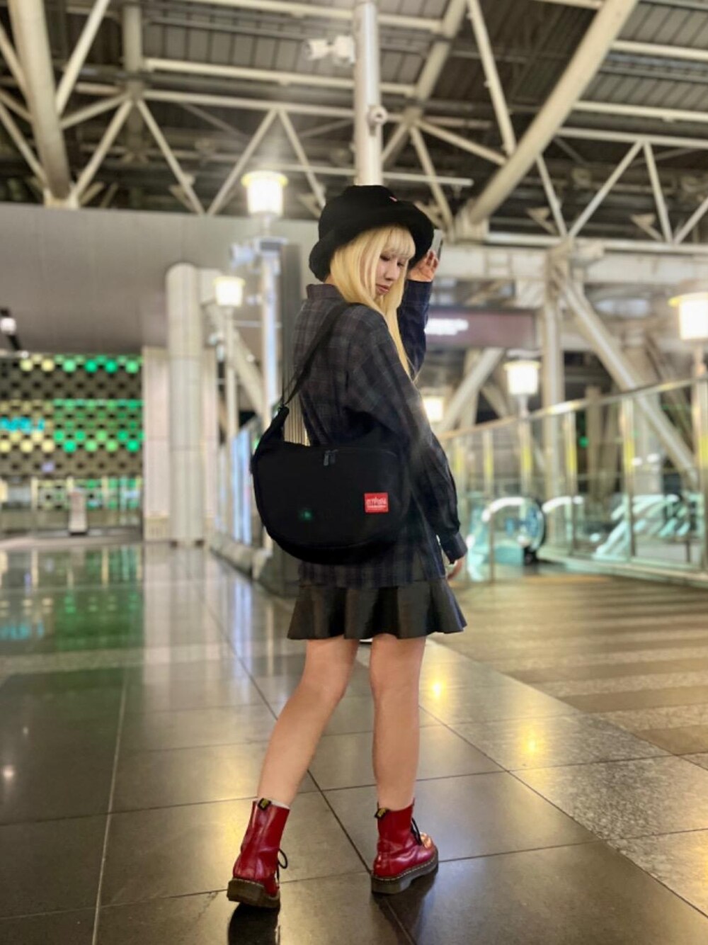 「カジュアル、ショルダーバッグ、ハット、Manhattan Portage、シンプルコーデ、ラウンドバッグ、通学スタイル、500mlペットボトル、定番人気、散策バッグ」｜「Manhattan PortageのNolitabag（ショルダーバッグ、ブラック系）」を使った、Manhattan Portage Staffさん（レディース・157cm）の秋コーディネートの1枚目の写真