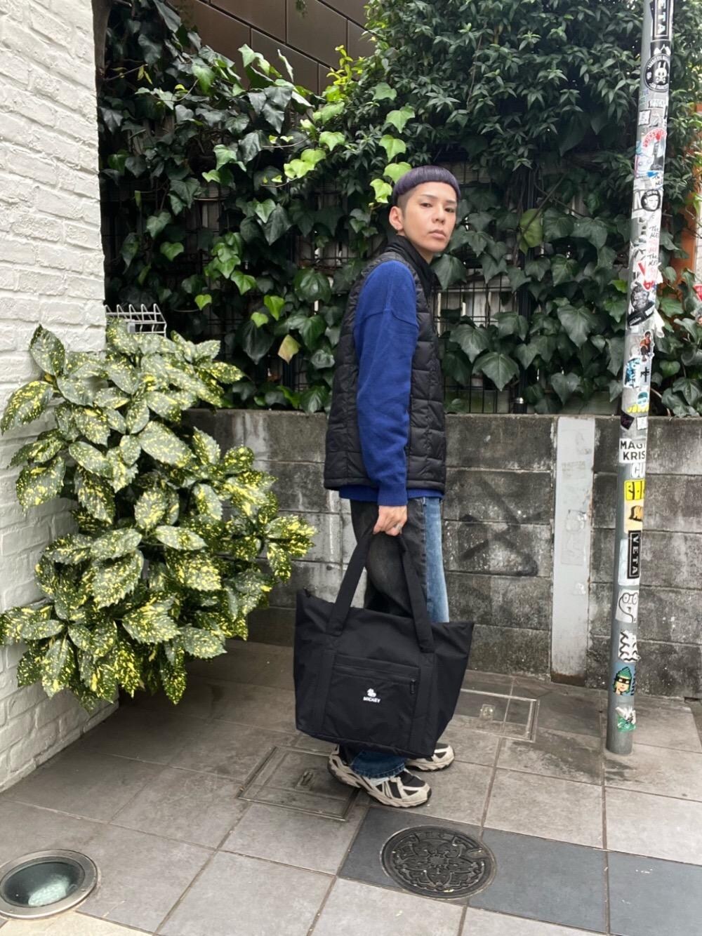 ブラック系のダウンベスト、ブラック系のトートバッグを着用したメンズの秋コーディネートの1枚目の写真