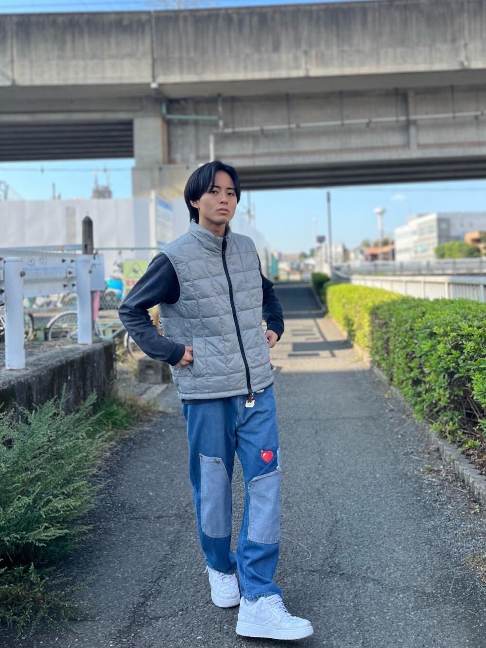 グレー系のダウンベストを着用したメンズの秋コーディネートの1枚目の写真