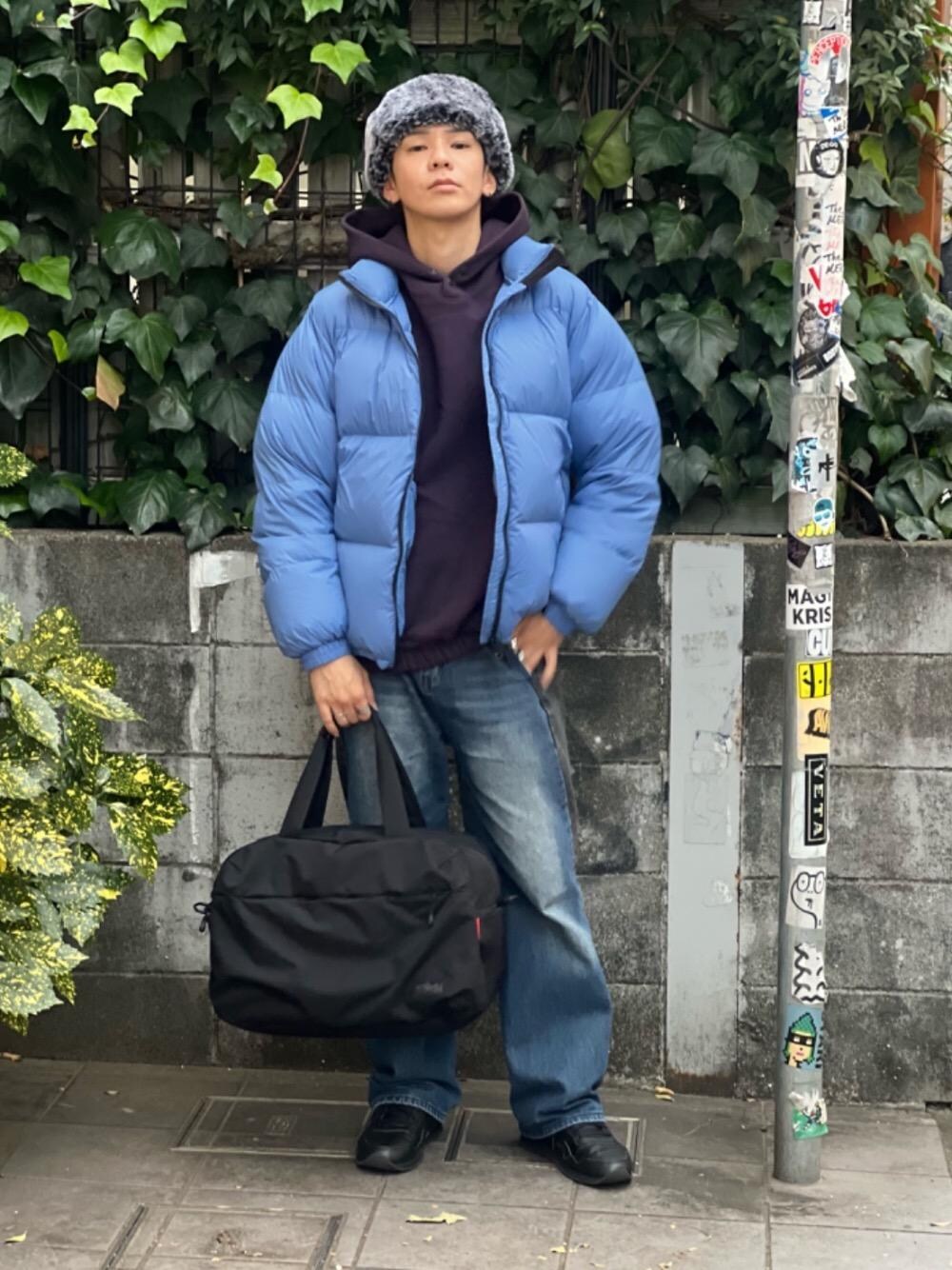 ブラック系のボストンバッグを着用したメンズの秋コーディネートの1枚目の写真