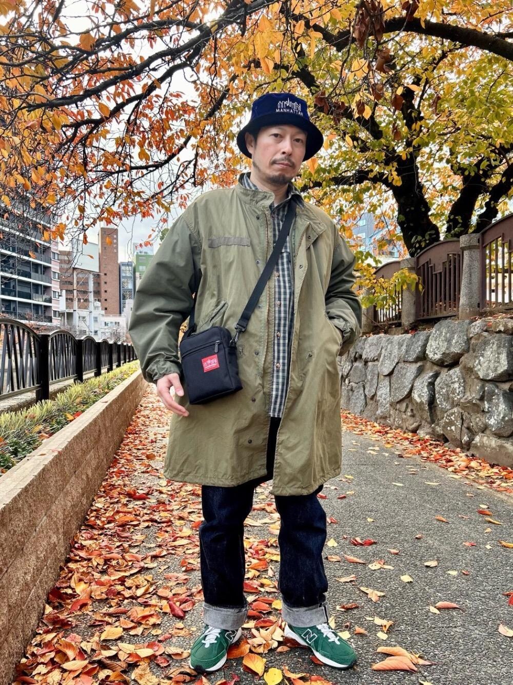 ブラック系のショルダーバッグ、ブルー系のハットを着用したメンズの冬コーディネートの1枚目の写真