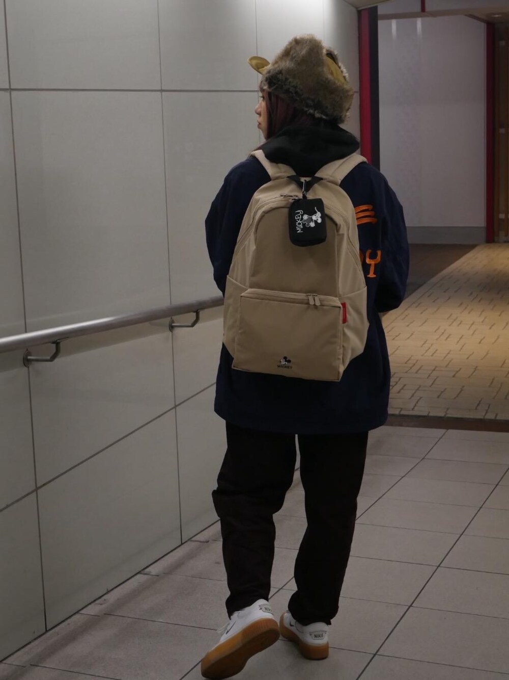 ブルー系のナイロンジャケット、ベージュ系のバックパック/リュックを着用したレディースの冬コーディネートの1枚目の写真