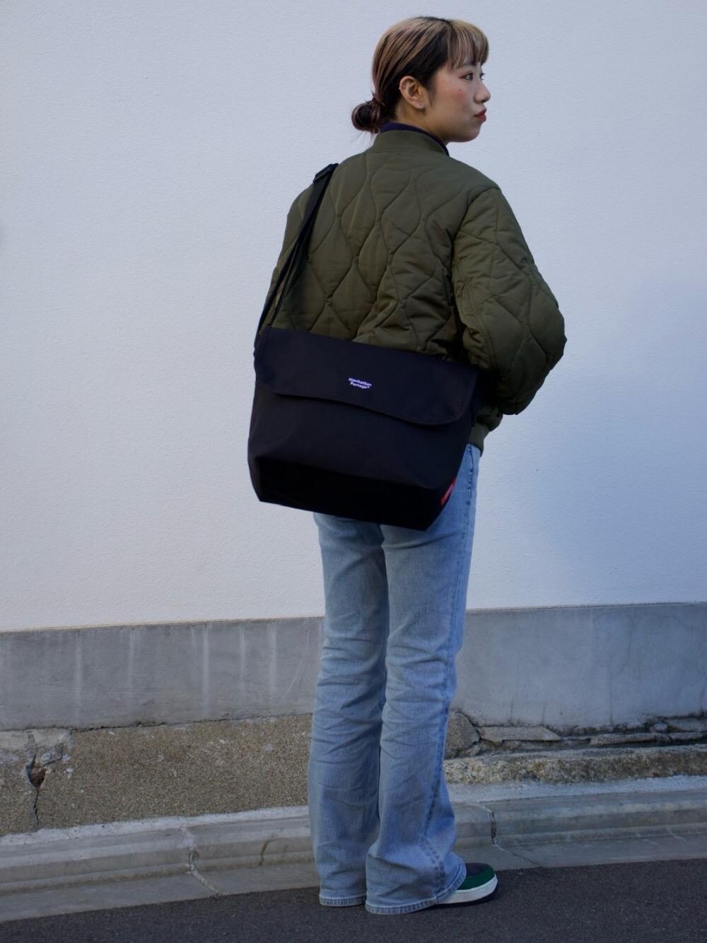 ブラック系のメッセンジャーバッグを着用したレディースの冬コーディネートの1枚目の写真