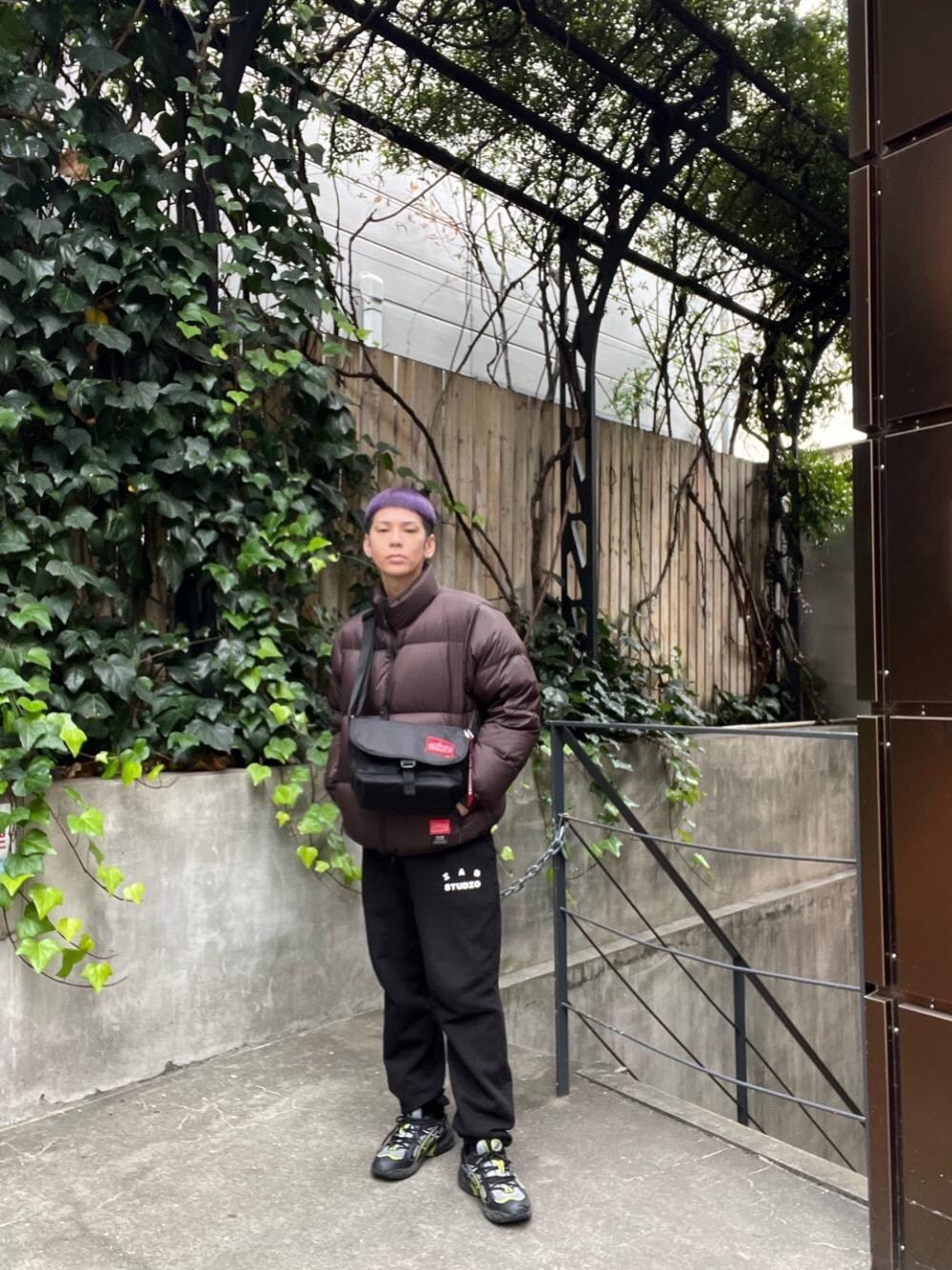 ブラウン系のダウンジャケット/コート、ブラック系のメッセンジャーバッグを着用したメンズの冬コーディネートの1枚目の写真