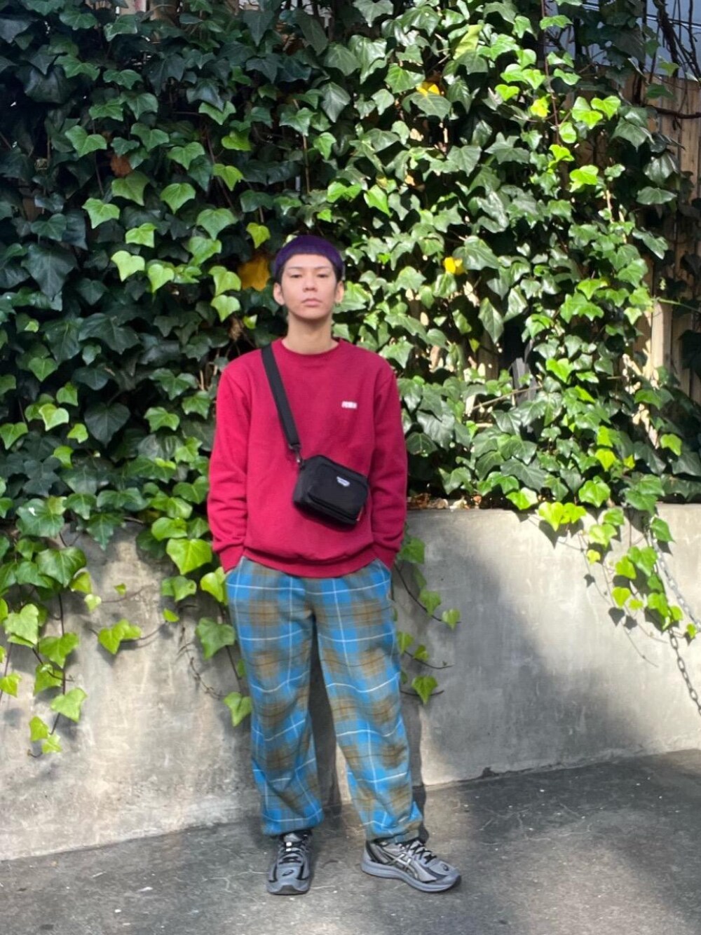 「スウェット、スニーカー、ショルダーバッグ、ストリート、財布、Manhattan Portage、コインケース、ミニバッグ、ウォレット、定番人気」｜「Manhattan PortageのCoin Purse（コインケース、ブラック系）」を使った、Manhattan Portage Staffさん（メンズ・172cm）の冬コーディネートの1枚目の写真