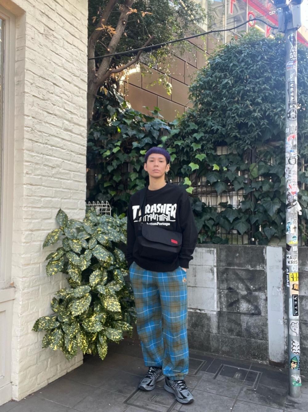 ブラック系のメッセンジャーバッグ、ブラック系のスウェットを着用したメンズの冬コーディネートの1枚目の写真